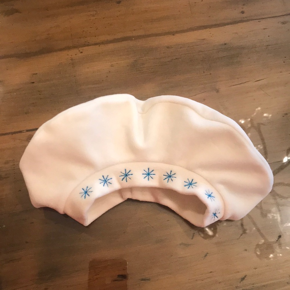 American Girl Child’s Winter Wonderland beret. 🥑